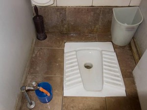 Cara Mengatasi WC Jongkok Tersumbat dengan Cepat, Ini 4 Bahan yang Ampuh