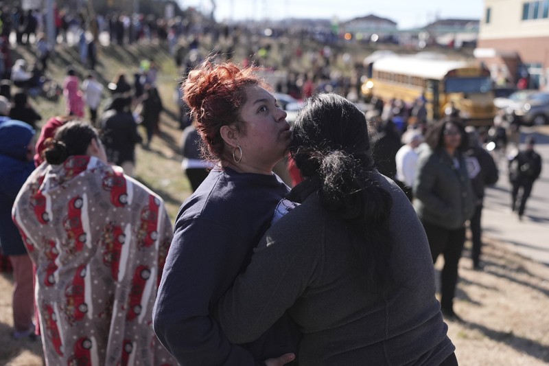 Foto ini disediakan oleh Kepolisian Metro Nashville, personel darurat berkumpul di luar Sekolah Menengah Antioch setelah insiden penembakan pada Rabu, 22 Januari 2025 di Nashville, Tenn. (Metro Nashville Police via AP)