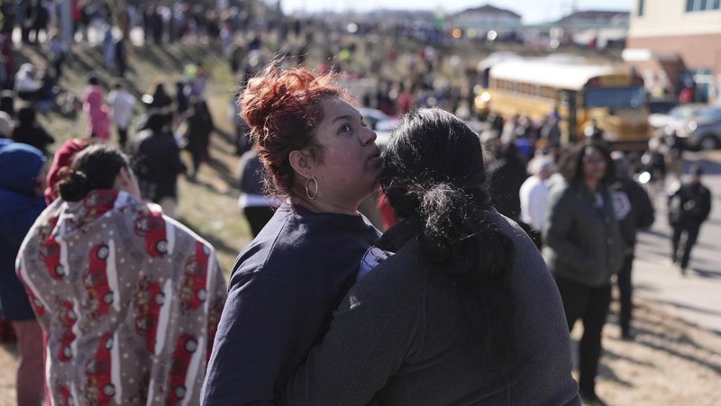 Foto ini disediakan oleh Kepolisian Metro Nashville, personel darurat berkumpul di luar Sekolah Menengah Antioch setelah insiden penembakan pada Rabu, 22 Januari 2025 di Nashville, Tenn. (Metro Nashville Police via AP)