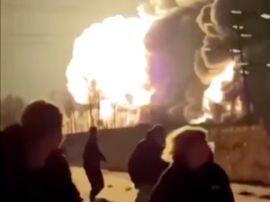 Video Kilang Minyak di Rusia Terbakar Diserang Drone, Warga Kocar-kacir