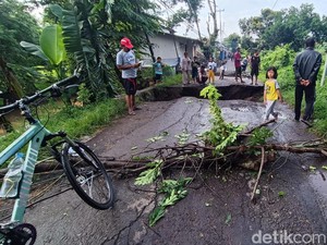 Jalan Utama di Desa Sidamulya Cirebon Terputus gegara Arus Deras