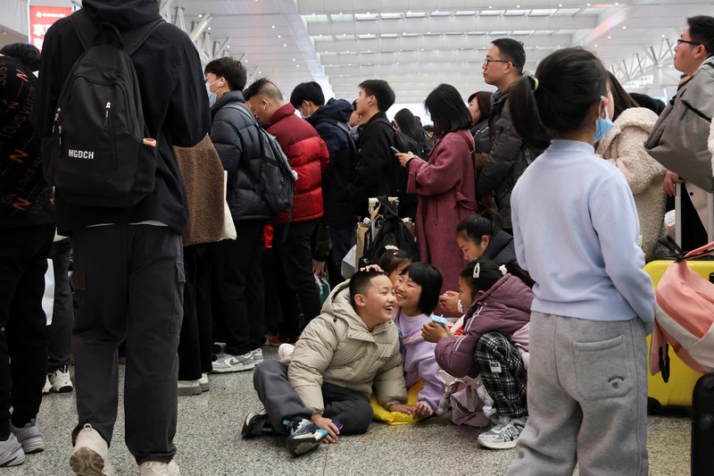People wait for their train at the waiting hall during the Spring festival travel rush ahead of the Lunar New Year, at Shanghai Hongqiao railway station in Shanghai, China, January 24, 2025.  REUTERS/Go Nakamura     TPX IMAGES OF THE DAY