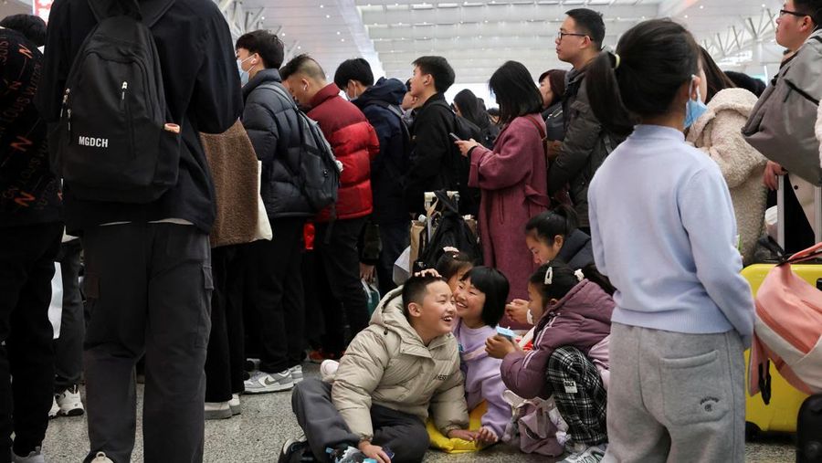 People wait for their train at the waiting hall during the Spring festival travel rush ahead of the Lunar New Year, at Shanghai Hongqiao railway station in Shanghai, China, January 24, 2025.  REUTERS/Go Nakamura     TPX IMAGES OF THE DAY