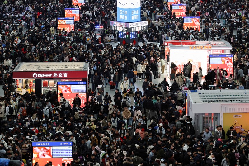 LUNAR-NEWYEAR/CHINA-SHANGHAI People wait for their train at the waiting hall during the Spring festival travel rush ahead of the Lunar New Year, at Shanghai Hongqiao railway station in Shanghai, China, January 24, 2025. REUTERS/Go Nakamura TPX IMAGES OF THE DAY