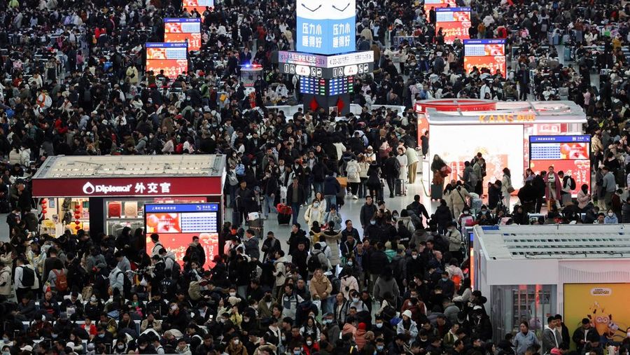 People wait for their train at the waiting hall during the Spring festival travel rush ahead of the Lunar New Year, at Shanghai Hongqiao railway station in Shanghai, China, January 24, 2025.  REUTERS/Go Nakamura     TPX IMAGES OF THE DAY