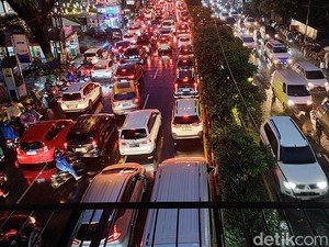 Polisi Pelototi Jalur Rawan Banjir Saat Libur Panjang di Bandung