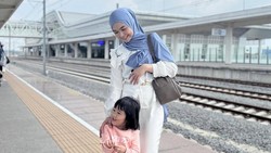 Ria Ricis Ajak Moana Mengenal Puasa dan Tarawih Sejak Dini