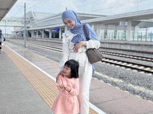 Ria Ricis Ajak Moana Mengenal Puasa dan Tarawih Sejak Dini