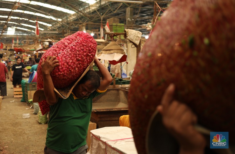 Pekerja melakukan bongkar muat bawang merah dari Brebes, Jawa Tengah di Pasar Kramat Jati, Jakarta, Jumat (24/1/2025). (CNBC Indonesia/Tri Susilo) Pekerja melakukan bongkar muat bawang merah dari Brebes, Jawa Tengah di Pasar Kramat Jati, Jakarta, Jumat (24/1/2025). (CNBC Indonesia/Tri Susilo)