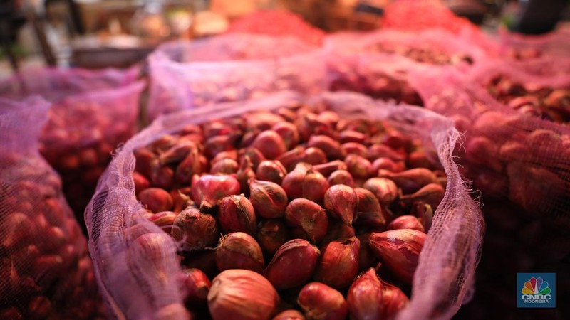 Pekerja melakukan bongkar muat bawang merah dari Brebes, Jawa Tengah di Pasar Kramat Jati, Jakarta, Jumat (24/1/2025). (վ/Tri Susilo)