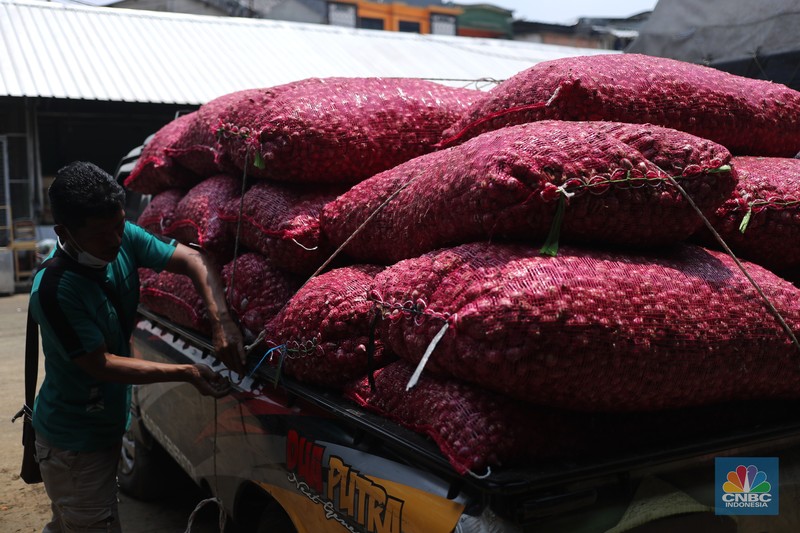 Pekerja melakukan bongkar muat bawang merah dari Brebes, Jawa Tengah di Pasar Kramat Jati, Jakarta, Jumat (24/1/2025). (CNBC Indonesia/Tri Susilo) Pekerja melakukan bongkar muat bawang merah dari Brebes, Jawa Tengah di Pasar Kramat Jati, Jakarta, Jumat (24/1/2025). (CNBC Indonesia/Tri Susilo)