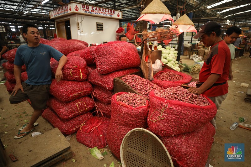 Pekerja melakukan bongkar muat bawang merah dari Brebes, Jawa Tengah di Pasar Kramat Jati, Jakarta, Jumat (24/1/2025). (CNBC Indonesia/Tri Susilo) Pekerja melakukan bongkar muat bawang merah dari Brebes, Jawa Tengah di Pasar Kramat Jati, Jakarta, Jumat (24/1/2025). (CNBC Indonesia/Tri Susilo)