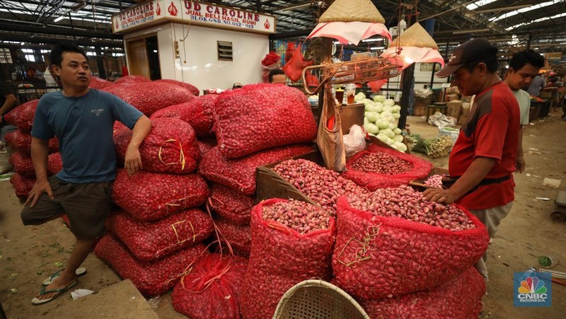 Pekerja melakukan bongkar muat bawang merah dari Brebes, Jawa Tengah di Pasar Kramat Jati, Jakarta, Jumat (24/1/2025). (վ/Tri Susilo)