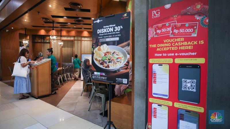 Pengunjung menyantap hidangan pada area food court di Pusat Perbelanjaan Kota Kasablanka, Jakarta, Jumat (24/1/2025). (վ/Faisal Rahman)
