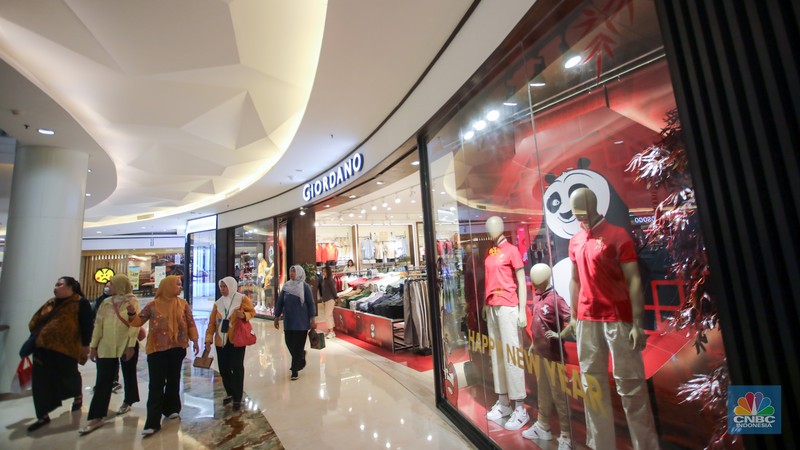 Pengunjung menyantap hidangan pada area food court di Pusat Perbelanjaan Kota Kasablanka, Jakarta, Jumat (24/1/2025). (CNBC Indonesia/Faisal Rahman)