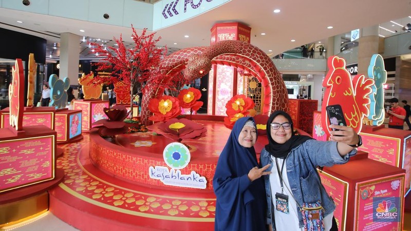 Pengunjung menyantap hidangan pada area food court di Pusat Perbelanjaan Kota Kasablanka, Jakarta, Jumat (24/1/2025). (վ/Faisal Rahman)