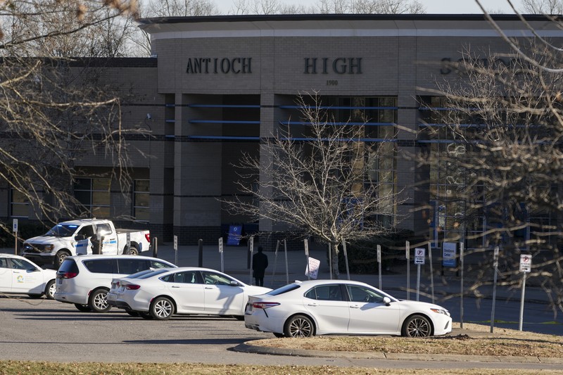 Foto ini disediakan oleh Kepolisian Metro Nashville, personel darurat berkumpul di luar Sekolah Menengah Antioch setelah insiden penembakan pada Rabu, 22 Januari 2025 di Nashville, Tenn. Foto ini disediakan oleh Kepolisian Metro Nashville, personel darurat berkumpul di luar Sekolah Menengah Antioch setelah insiden penembakan pada Rabu, 22 Januari 2025 di Nashville, Tenn. (Metro Nashville Police via AP)