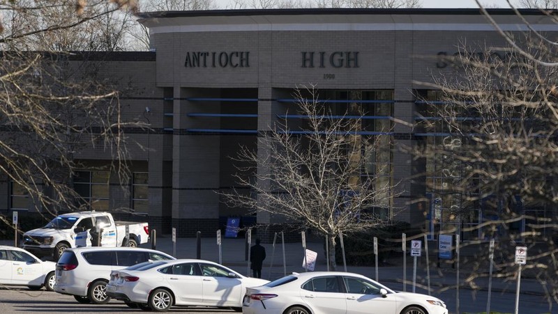 Foto ini disediakan oleh Kepolisian Metro Nashville, personel darurat berkumpul di luar Sekolah Menengah Antioch setelah insiden penembakan pada Rabu, 22 Januari 2025 di Nashville, Tenn. (Metro Nashville Police via AP)
