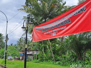 Muncul Spanduk Protes Pembatasan Wisatawan Naik ke Candi Borobudur