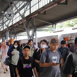 Penduduk Jakarta Mulai Pergi Liburan, Serbu Ramai-Ramai Stasiun Kereta