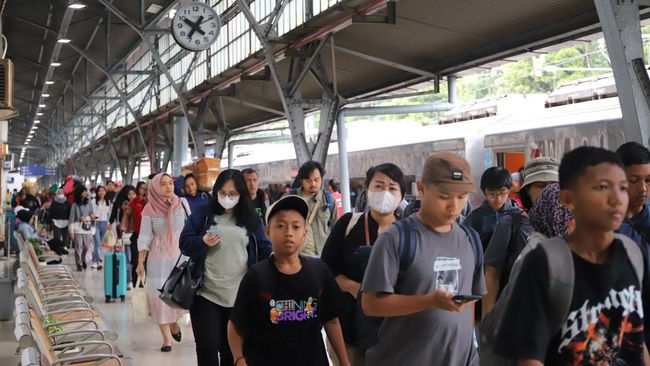 Penduduk Jakarta Mulai Pergi Liburan, Serbu Ramai-Ramai Stasiun Kereta