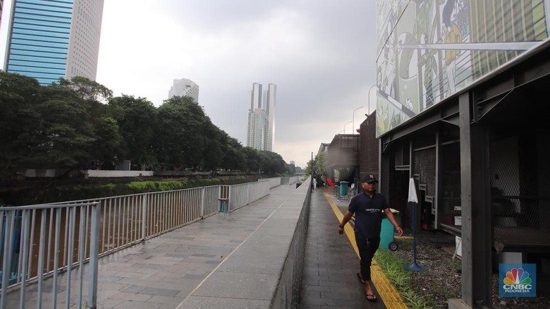 Suasana jalur pedestrian yang berlokasi disamping Stasiun BNI City, Jakarta, Jumat (24/1/2025). (CNBC Indonesia/Faisal Rahman)
