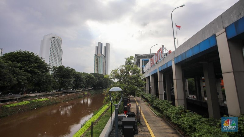 Suasana jalur pedestrian yang berlokasi disamping Stasiun BNI City, Jakarta, Jumat (24/1/2025). (CNBC Indonesia/Faisal Rahman)