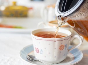 Pagi Hari Lebih Baik Minum Teh atau Jus? Ini Manfaat dan Efek Sampingnya