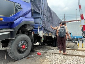Truk Tronton Mogok di Perlintasan Waru Sidoarjo, 4 KA Terganggu