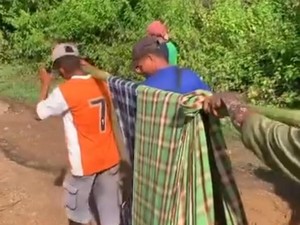 Jalan Rusak Parah, Wanita di Bima Ditandu 2 Km ke RS untuk Lahiran Bayi Kembar