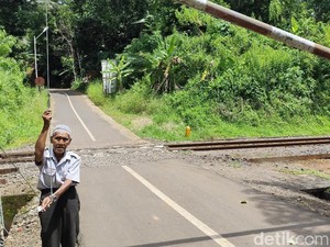 Kisah Abah Darman, Lansia Penjaga Perlintasan KA di Ciamis