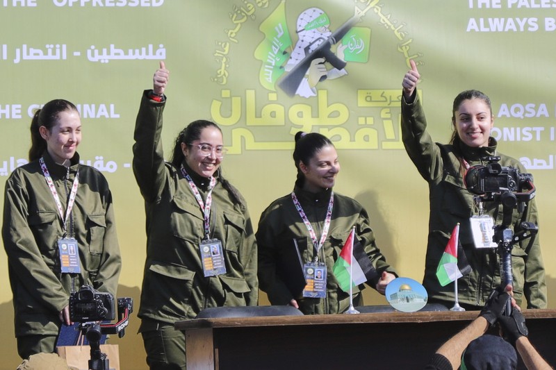 Tentara perempuan Israel, yang ditahan di Gaza sejak serangan mematikan pada 7 Oktober 2023, dibebaskan oleh militan Hamas sebagai bagian dari gencatan senjata dan kesepakatan pertukaran sandera-tahanan antara Hamas dan Israel, di Kota Gaza, 25 Januari 2025. REUTERS/Dawoud Abu Alkas