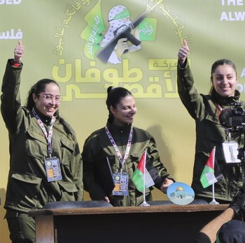 Senyum Lebar Tentara Wanita Israel Usai Dibebaskan Hamas