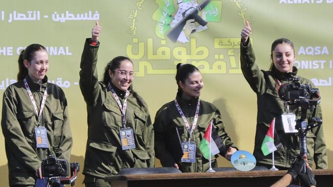 Senyum Lebar Tentara Wanita Israel Usai Dibebaskan Hamas