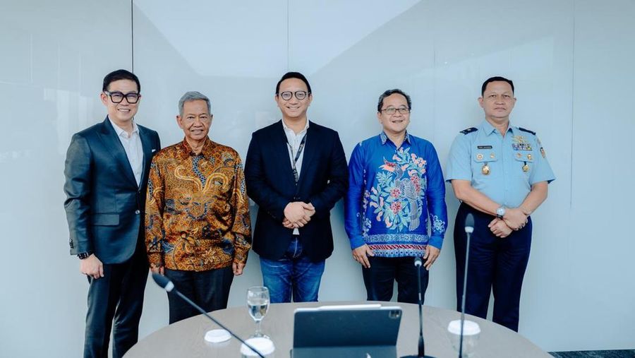 Pendiri dan Dewan Pengurus Asosiasi Antariksa Indonesia terdiri dari praktisi di industri satelit nasional, Adi Rahman Adiwoso (kedua kiri) dan pengusaha muda nasional, Aryo PS Djojohadikusumo (tengah) serta David Fernando Audy (kiri) foto bersama dengan Ketua National Air and Space Power Center of Indonesia (NASPCI) Marsekal Pertama TNI Dr. Penny Radjendra (kanan) serta Kepala Organisasi Riset Penerbangan dan Antariksa Badan Riset dan Inovasi Nasional (BRIN) Dr. Robertus Heru Triharjanto, B. Eng., M.Sc. (kedua kanan) usai pendirian Asosiasi Antariksa Indonesia