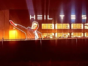 Salut ala Nazi Elon Musk Diproyeksikan ke Dinding Pabrik Tesla di Jerman