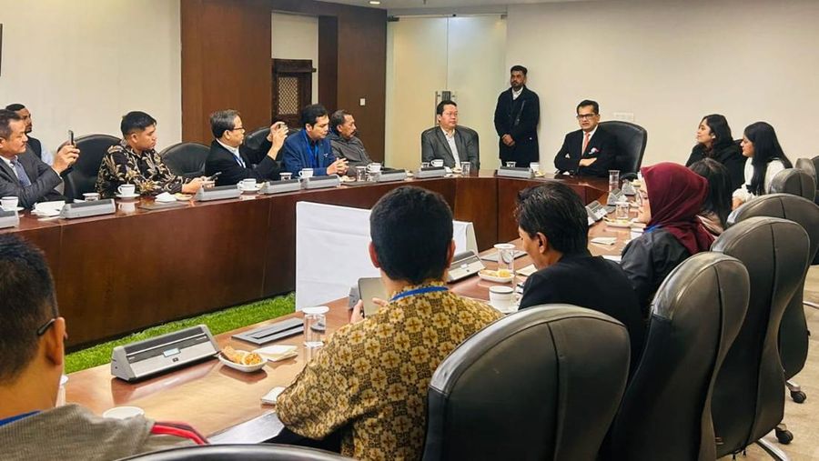 G20 Sherpa Government of India Amitabh Kant (tengah) bersama peserta Familiarization Visit of Journalists from Indonesia di Sushma Swaraj Bhawan, New Delhi, India, Sabtu (25/1/2025). (Dokumentasi Twitter Amitabh Kan)