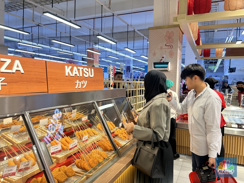 Gerai makanan Oishiwa Japanese Delicatessen di Transmart Cibinong City Mall, Jawa Barat. (CNBC Indonesia/Elga Nurmutia) Gerai makanan Oishiwa Japanese Delicatessen di Transmart Cibinong City Mall, Jawa Barat. (CNBC Indonesia/Elga Nurmutia)
