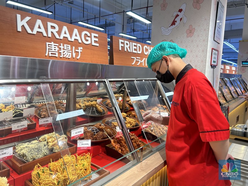 Gerai makanan Oishiwa Japanese Delicatessen di Transmart Cibinong City Mall, Jawa Barat. (CNBC Indonesia/Elga Nurmutia) Gerai makanan Oishiwa Japanese Delicatessen di Transmart Cibinong City Mall, Jawa Barat. (CNBC Indonesia/Elga Nurmutia)