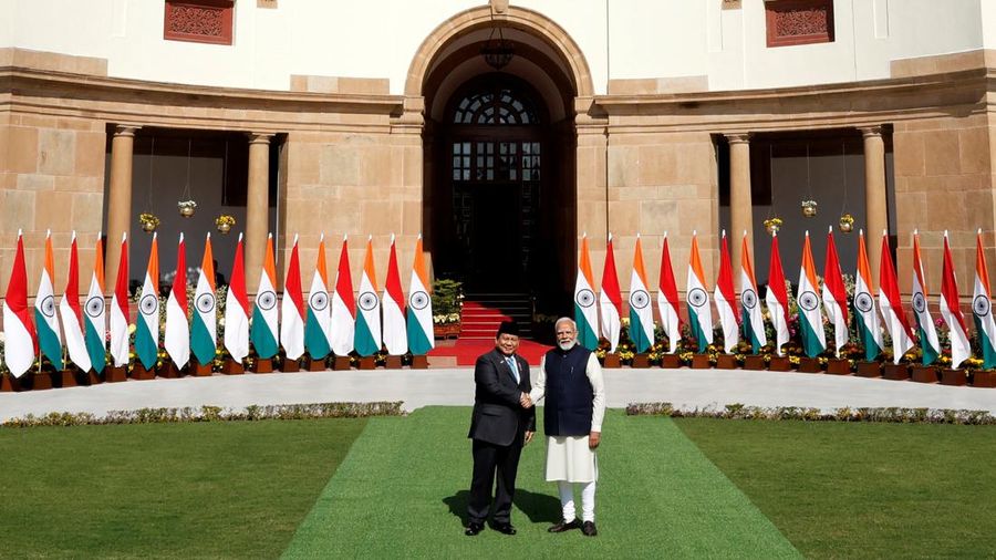 INDIA-INDONESIA/ Presiden Indonesia Prabowo Subianto dan Perdana Menteri India Narendra Modi tiba untuk berfoto sebelum pertemuan mereka di Hyderabad House di New Delhi, India, 25 Januari 2025. REUTERS/Altaf Hussain
