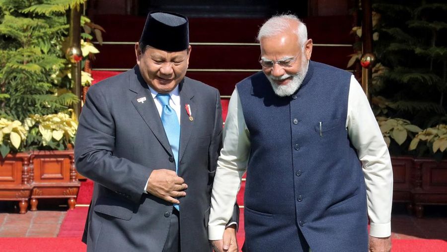 Presiden Indonesia Prabowo Subianto dan Perdana Menteri India Narendra Modi tiba untuk berfoto sebelum pertemuan mereka di Hyderabad House di New Delhi, India, 25 Januari 2025. REUTERS/Altaf Hussain