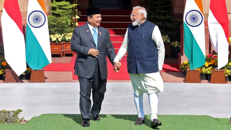Presiden Indonesia Prabowo Subianto dan Perdana Menteri India Narendra Modi tiba untuk berfoto sebelum pertemuan mereka di Hyderabad House di New Delhi, India, 25 Januari 2025. REUTERS/Altaf Hussain