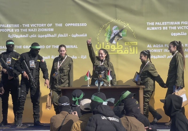 ISRAEL-PALESTINIANS/GAZA-CEASEFIRE Tentara perempuan Israel, yang ditahan di Gaza sejak serangan mematikan pada 7 Oktober 2023, dibebaskan oleh militan Hamas sebagai bagian dari gencatan senjata dan kesepakatan pertukaran sandera-tahanan antara Hamas dan Israel, di Kota Gaza, 25 Januari 2025. REUTERS/Dawoud Abu Alkas