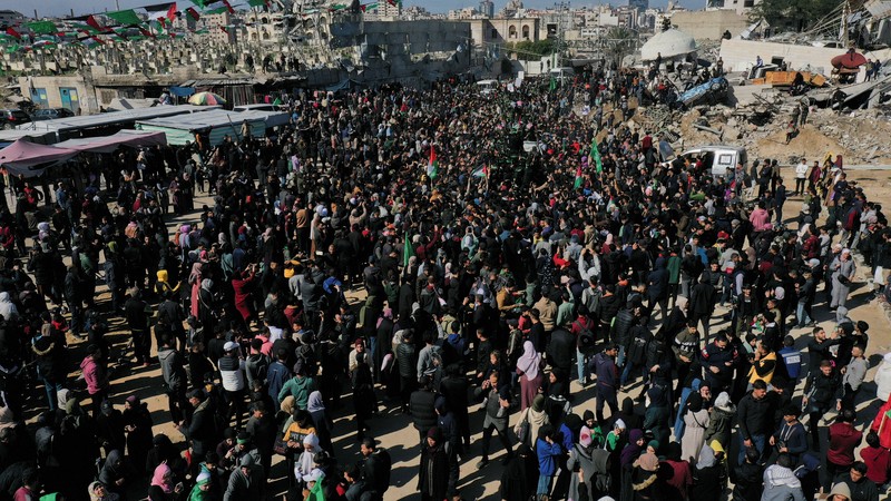 ISRAEL-PALESTINIANS/GAZA-CEASEFIRE Tentara perempuan Israel, yang ditahan di Gaza sejak serangan mematikan pada 7 Oktober 2023, dibebaskan oleh militan Hamas sebagai bagian dari gencatan senjata dan kesepakatan pertukaran sandera-tahanan antara Hamas dan Israel, di Kota Gaza, 25 Januari 2025. REUTERS/Dawoud Abu Alkas