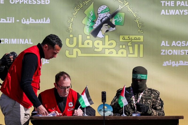 ISRAEL-PALESTINIANS/GAZA-CEASEFIRE Tentara perempuan Israel, yang ditahan di Gaza sejak serangan mematikan pada 7 Oktober 2023, dibebaskan oleh militan Hamas sebagai bagian dari gencatan senjata dan kesepakatan pertukaran sandera-tahanan antara Hamas dan Israel, di Kota Gaza, 25 Januari 2025. REUTERS/Dawoud Abu Alkas