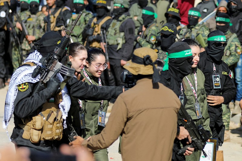 ISRAEL-PALESTINIANS/GAZA-CEASEFIRE Tentara perempuan Israel, yang ditahan di Gaza sejak serangan mematikan pada 7 Oktober 2023, dibebaskan oleh militan Hamas sebagai bagian dari gencatan senjata dan kesepakatan pertukaran sandera-tahanan antara Hamas dan Israel, di Kota Gaza, 25 Januari 2025. REUTERS/Dawoud Abu Alkas