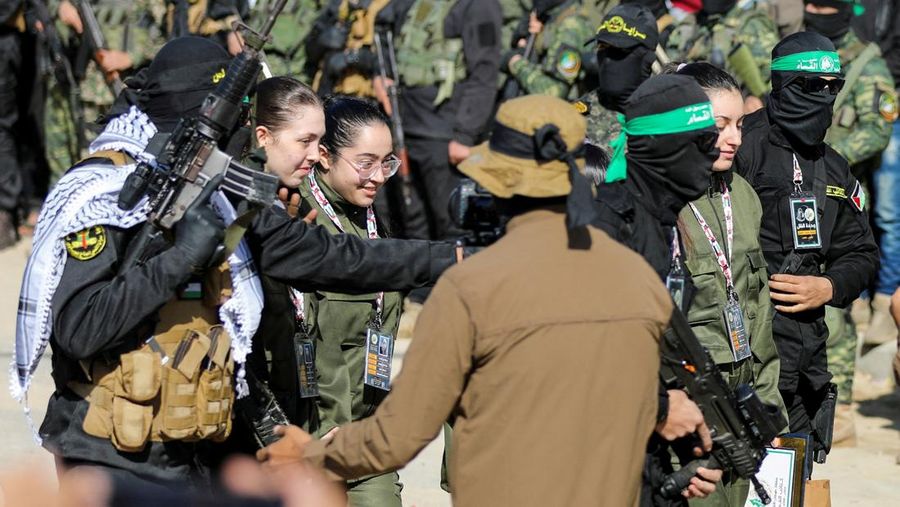 Tentara perempuan Israel, yang ditahan di Gaza sejak serangan mematikan pada 7 Oktober 2023, dibebaskan oleh militan Hamas sebagai bagian dari gencatan senjata dan kesepakatan pertukaran sandera-tahanan antara Hamas dan Israel, di Kota Gaza, 25 Januari 2025. REUTERS/Dawoud Abu Alkas