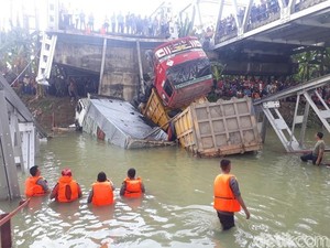 Ambrolnya Jembatan Widang Tewaskan 1 Orang gegara 3 Truk Saling Salip