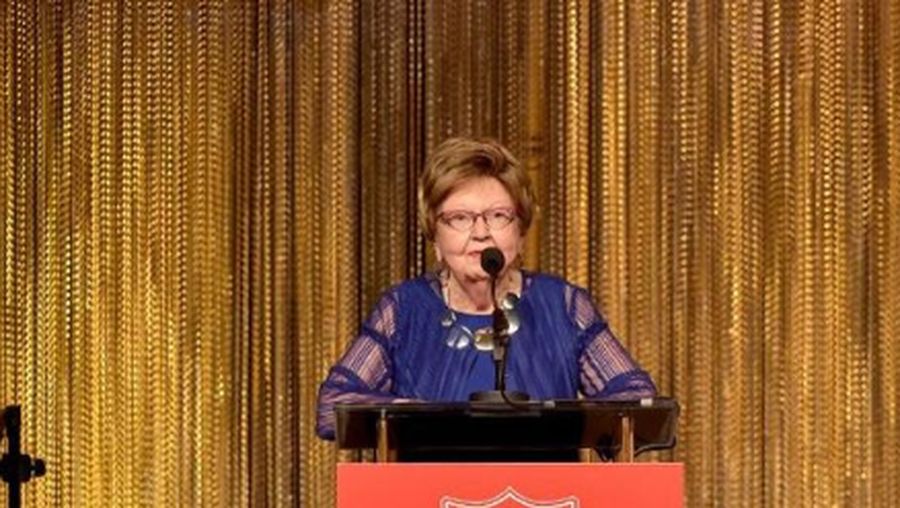 Joan Payden (kiri) Penerima penghargaan saat berbicara di atas panggung pada The Salvation Army 2019 Sally Awards di Beverly Wilshire Four Seasons Hotel pada 19 Juni 2019 di Beverly Hills, California. (Getty Images via AFP/GREGG DEGUIRE)