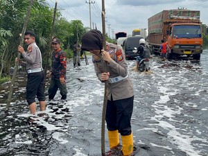 Macet Jalintim di Pelalawan 3 Km Akibat Banjir, Berlaku Sistem Buka Tutup